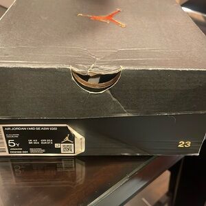 Jordans black and white shinny